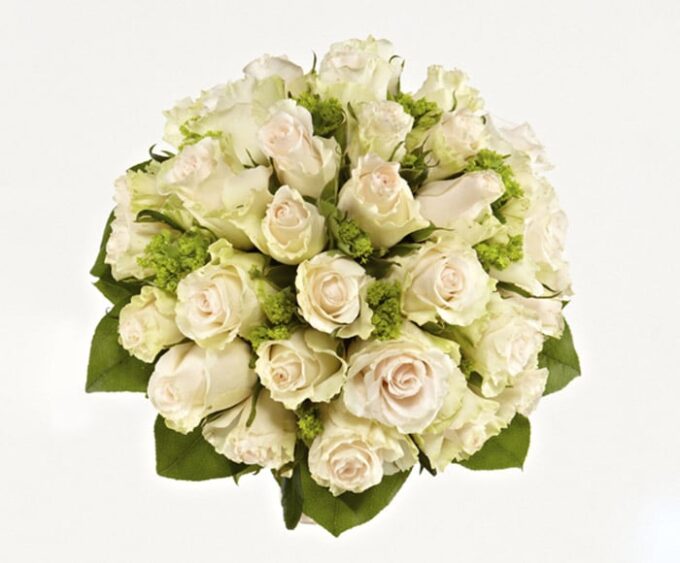 Rund brudebuket med roser og synlig bladkrans - Send blomster med Bloomit