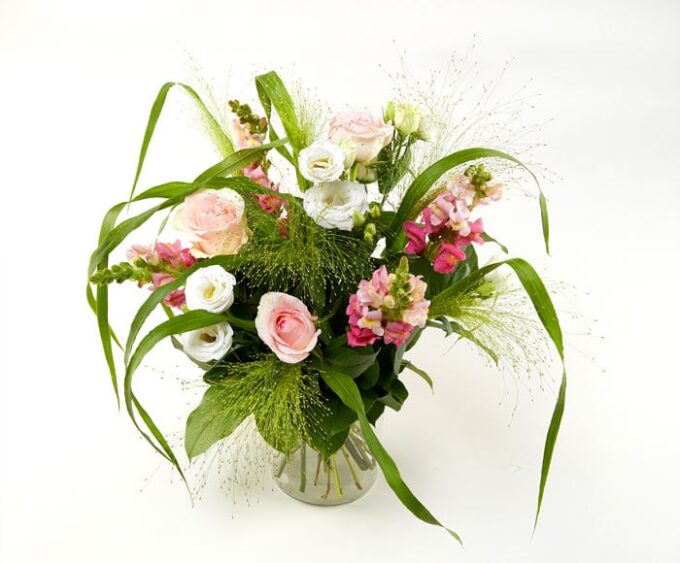 Luftig buket, floristens valg - Send blomster med Bloomit