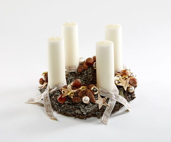 Adventskrans i naturfarver med bloklys - Send blomster med Bloomit