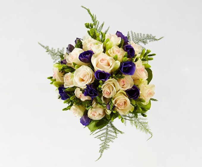 Enkel brudebuket i creme og blå - Send blomster med Bloomit