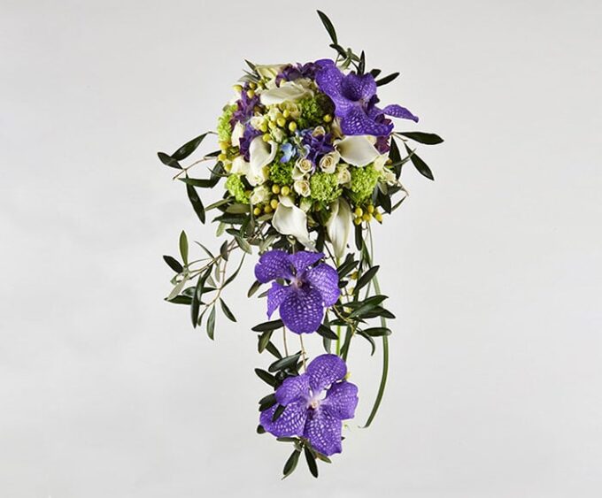 Lys brudebuket i dråbeform - Send blomster med Bloomit