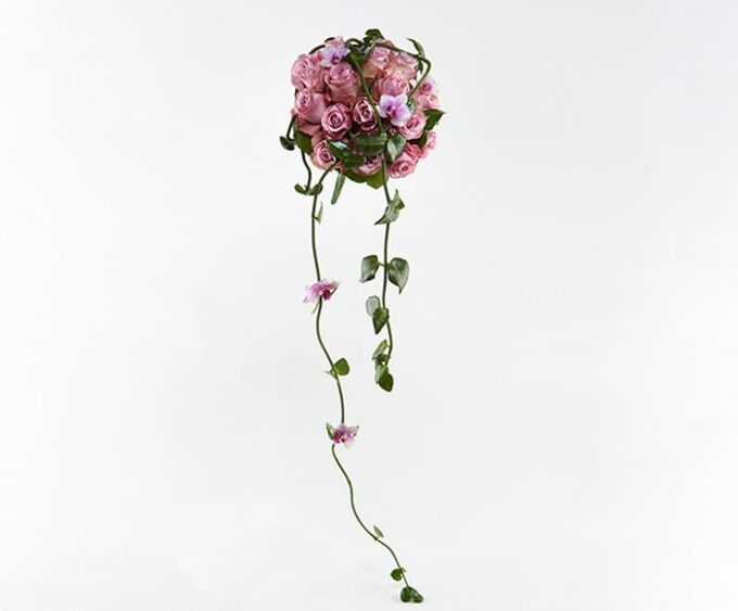 Stilren rund brudebuket med kreativt hæng - Send blomster med Bloomit