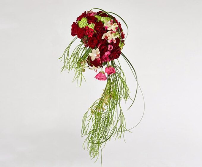 Kunstnerisk rød brudebuket - Send blomster med Bloomit