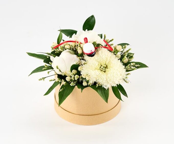 Lys student blomsteræske med rød hue - Send blomster med Bloomit