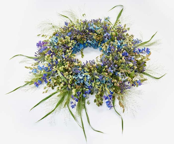 Livlig sidste hilsen i blå - Blomster til begravelse