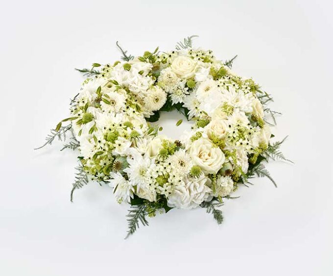 Rundpyntet krans i hvid, floristens valg - Blomster til begravelse