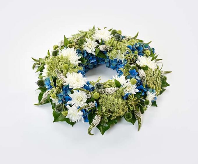 Krans i blå og hvid - Blomster til begravelse