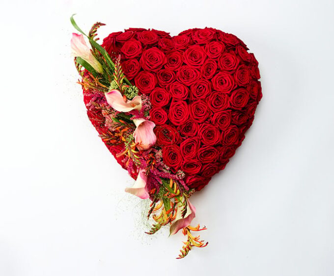 Elegant hjerte med roser – Begravelsesblomster tilbud