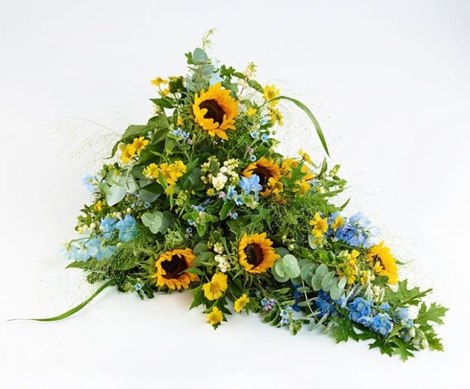 Farverig båredekoration i gul og blå - Blomster til begravelse