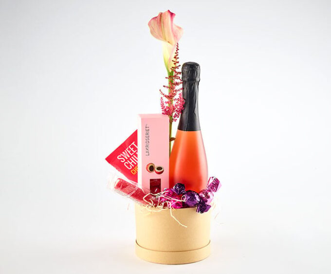 Elegant gaveæske med rosévin og blomster - Bloomit
