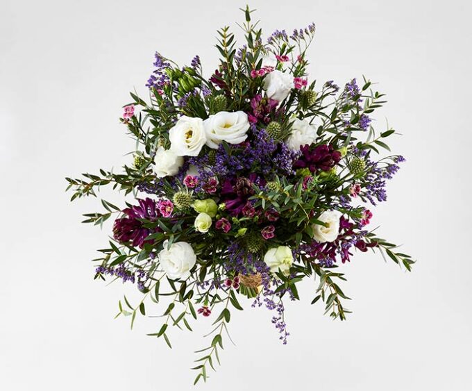 Småblomstrede brudebuket i kontrastfarver - Send blomster med Bloomit