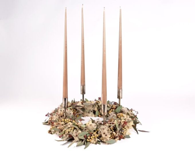 Natur adventskrans med stagelys - Send blomster med Bloomit