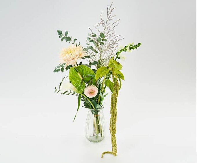 Kreativ buket, årstidens blomster - Send blomster med Bloomit