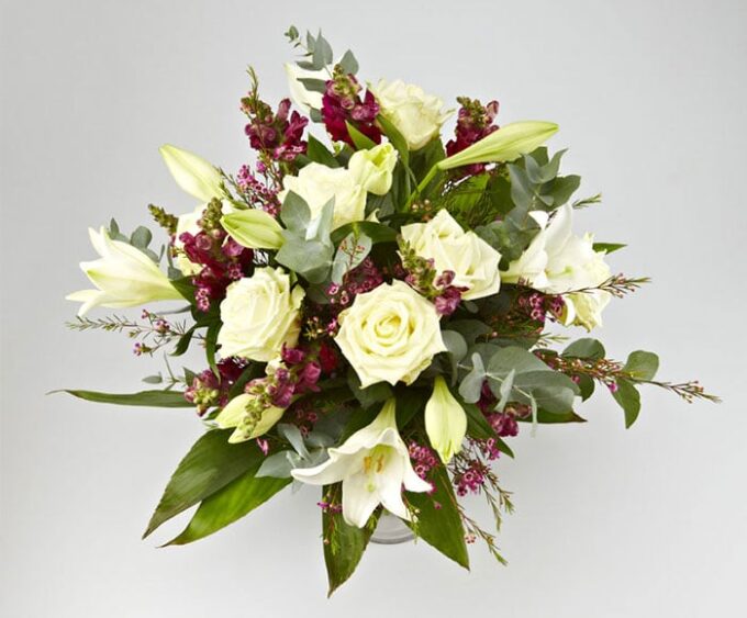 Kærlig buket med liljer, roser mm. - Send blomster med Bloomit