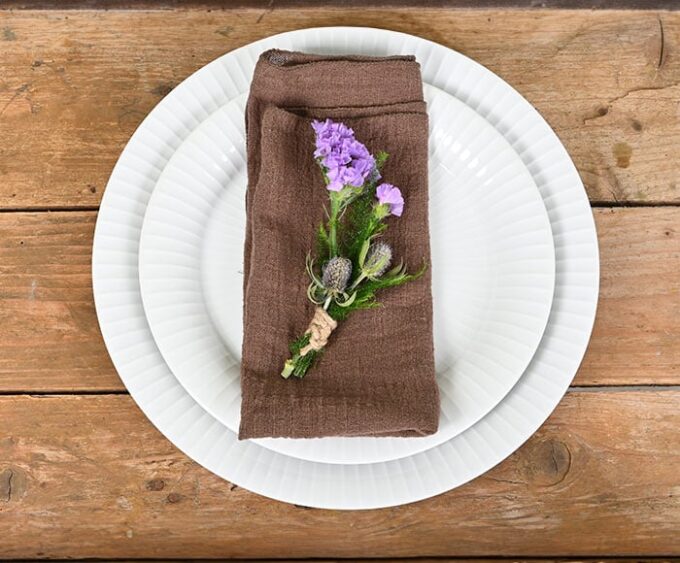 Lilla blomsterpynt til tallerken - Send blomster med Bloomit