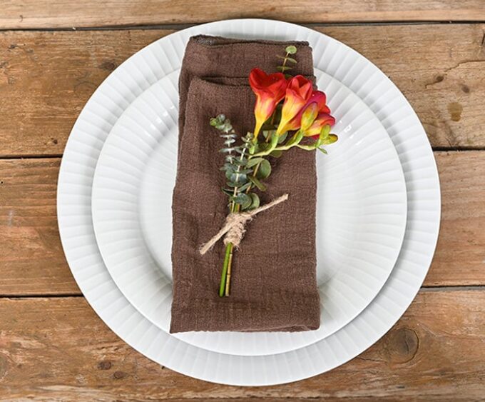 Rød blomsterpynt til tallerken - Send blomster med Bloomit