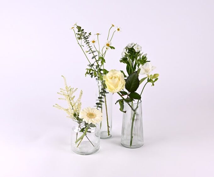 Festlig vasepynt med hvide blomster, 3 stk. - Send blomster med Bloomit