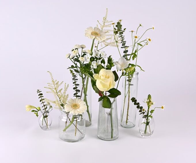 Elegant vasepynt med hvide blomster - 6 stk. til fest